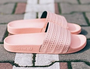 10 лучших женских сланцев от Adidas